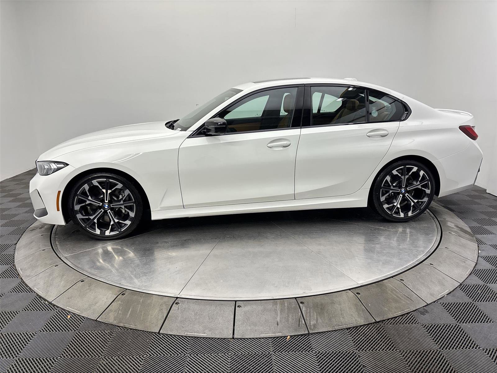 Used 2025 BMW 330i xDrive Sedan w/ M Sport Package AWD/4WD image 16