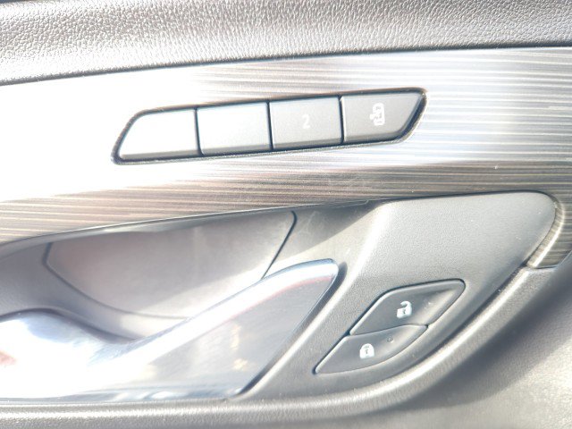 Used 2024 GMC Terrain SLT image 32