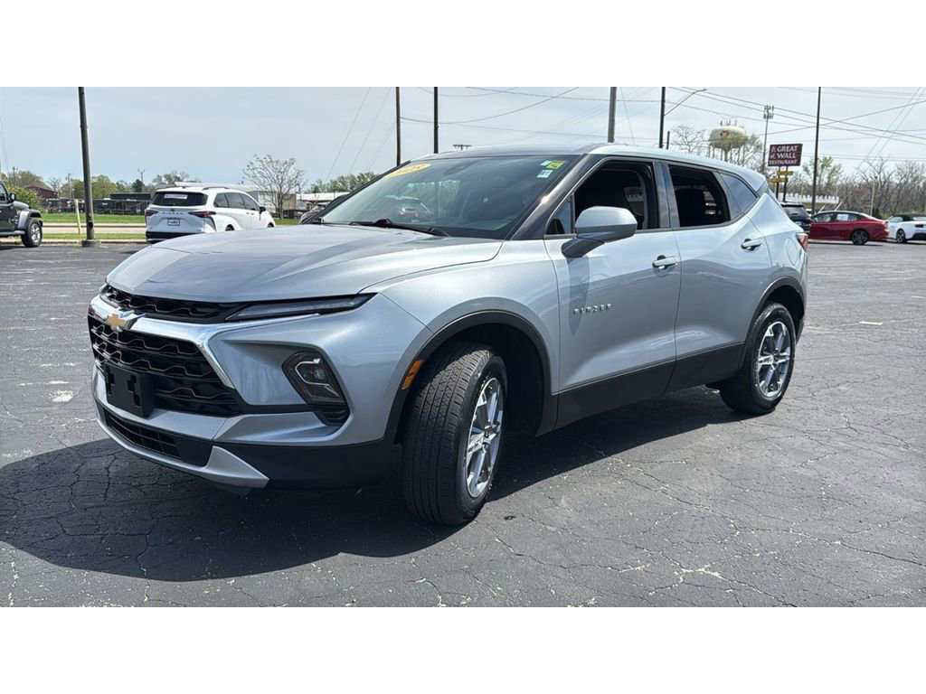 Used 2025 Chevrolet Blazer LT image 3
