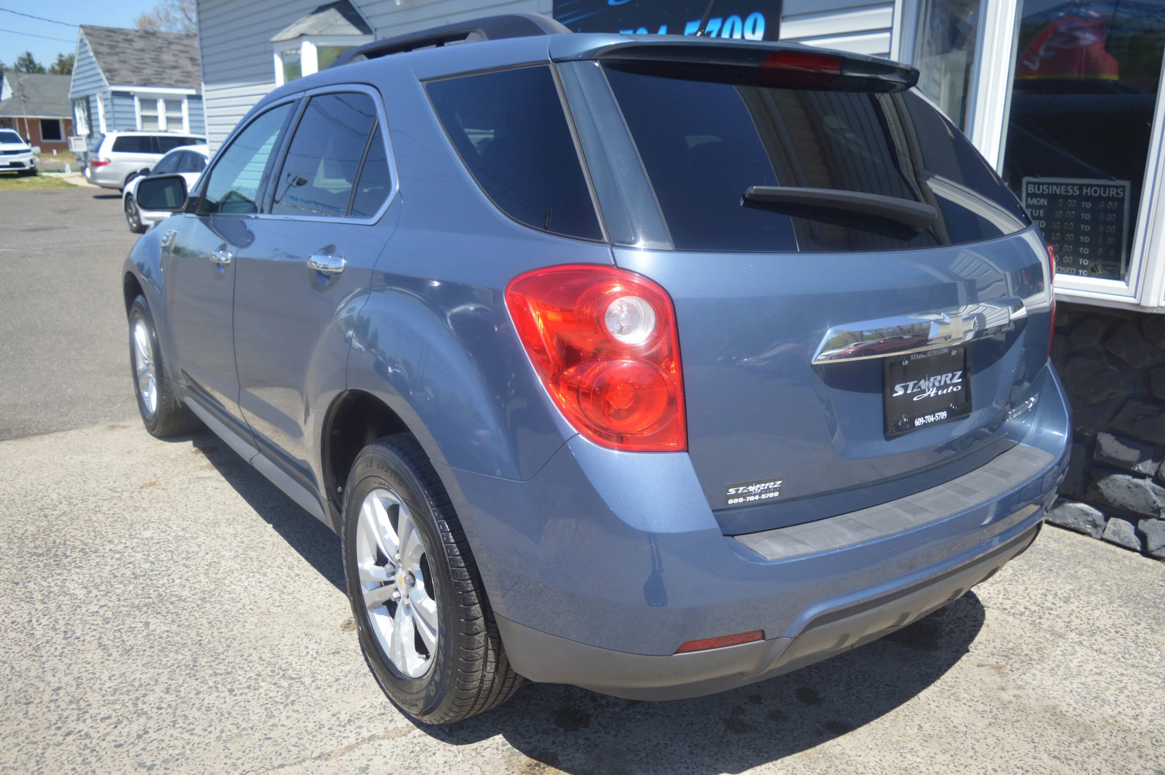 Used 2011 Chevrolet Equinox LT w/ Driver Convenience Package FWD image 3