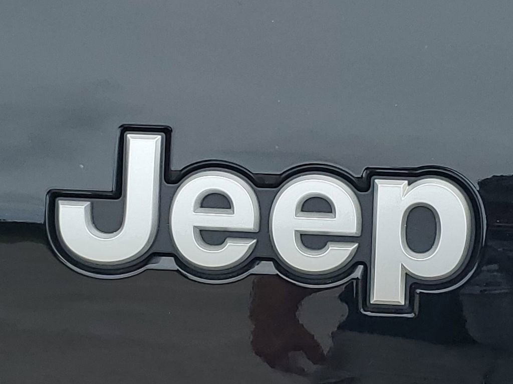 Used 2025 Jeep Grand Cherokee L Laredo w/ Luxury Tech Group I image 40