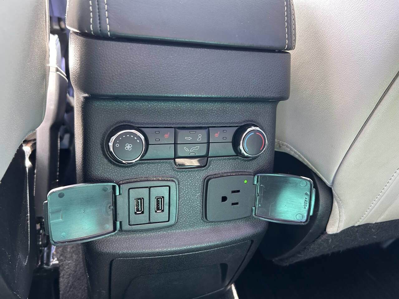 Used 2017 Ford Explorer Platinum image 34