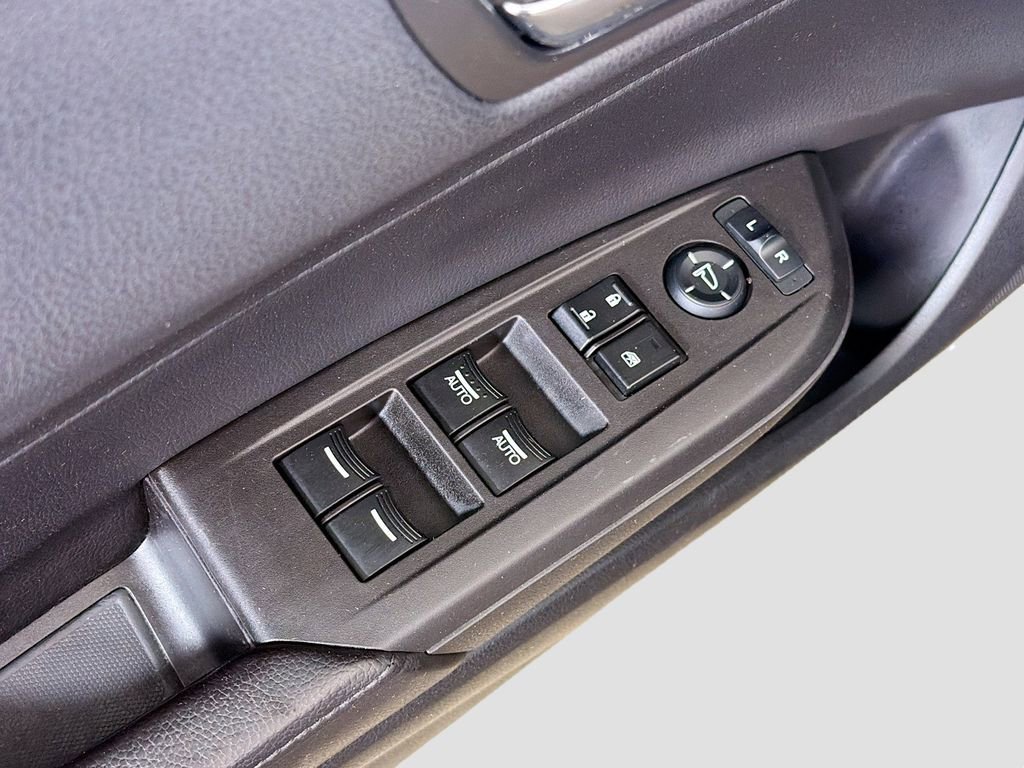 Used 2013 Acura ILX Hybrid w/ Technology Package FWD image 17