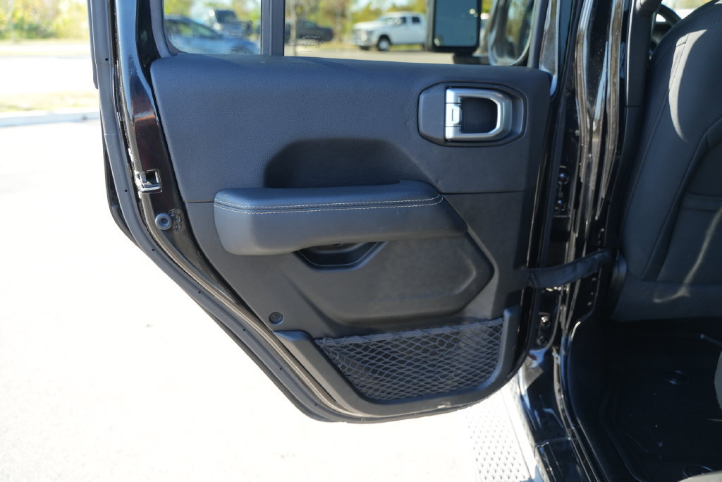 Used 2020 Jeep Gladiator Overland AWD/4WD image 16