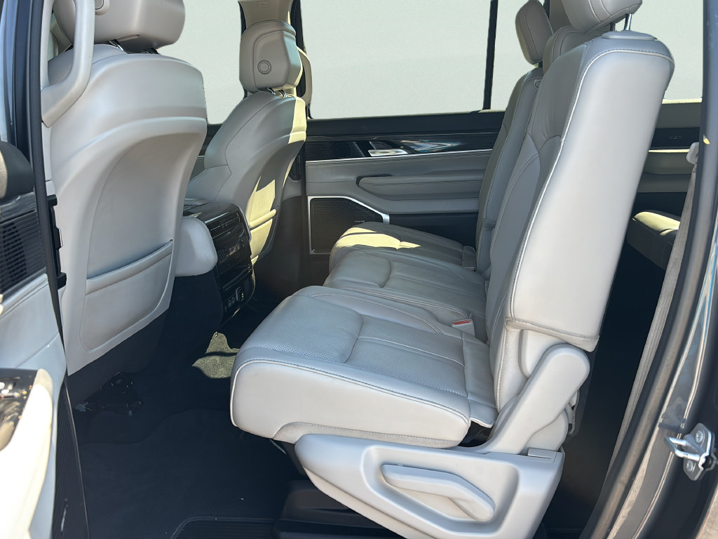 Used 2022 Jeep Wagoneer Series III RWD image 16