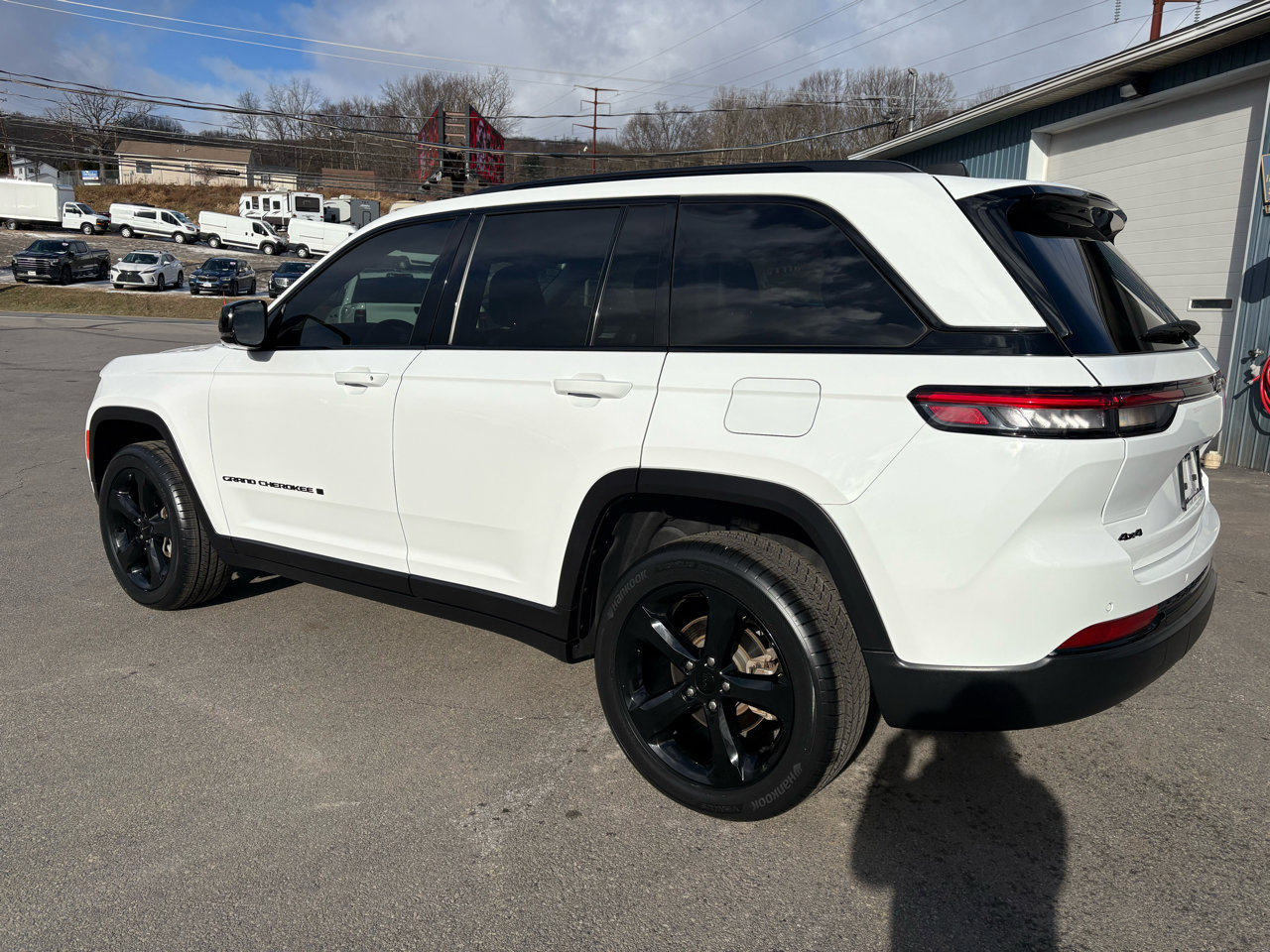 Used 2023 Jeep Grand Cherokee Limited w/ Black Appearance Package image 3