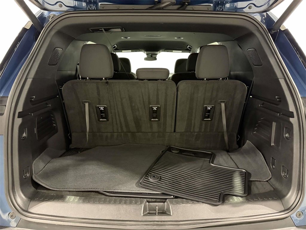 Used 2025 Chevrolet Traverse LT image 12