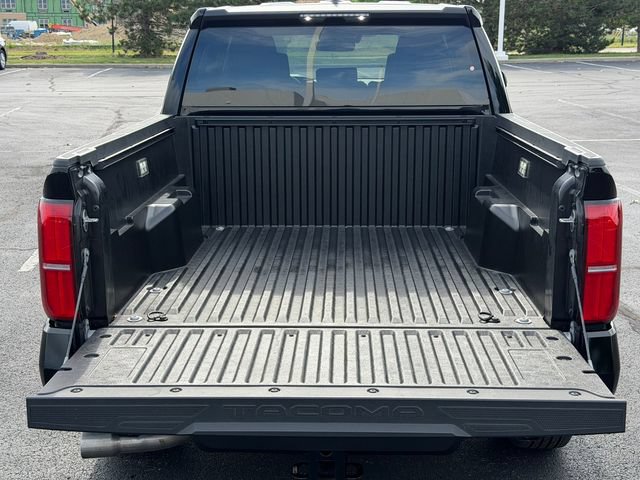 Certified 2025 Toyota Tacoma SR5 AWD/4WD image 15