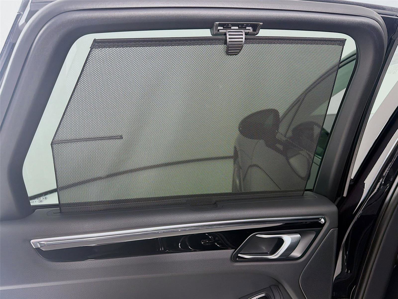 Certified 2025 Porsche Macan AWD/4WD image 21