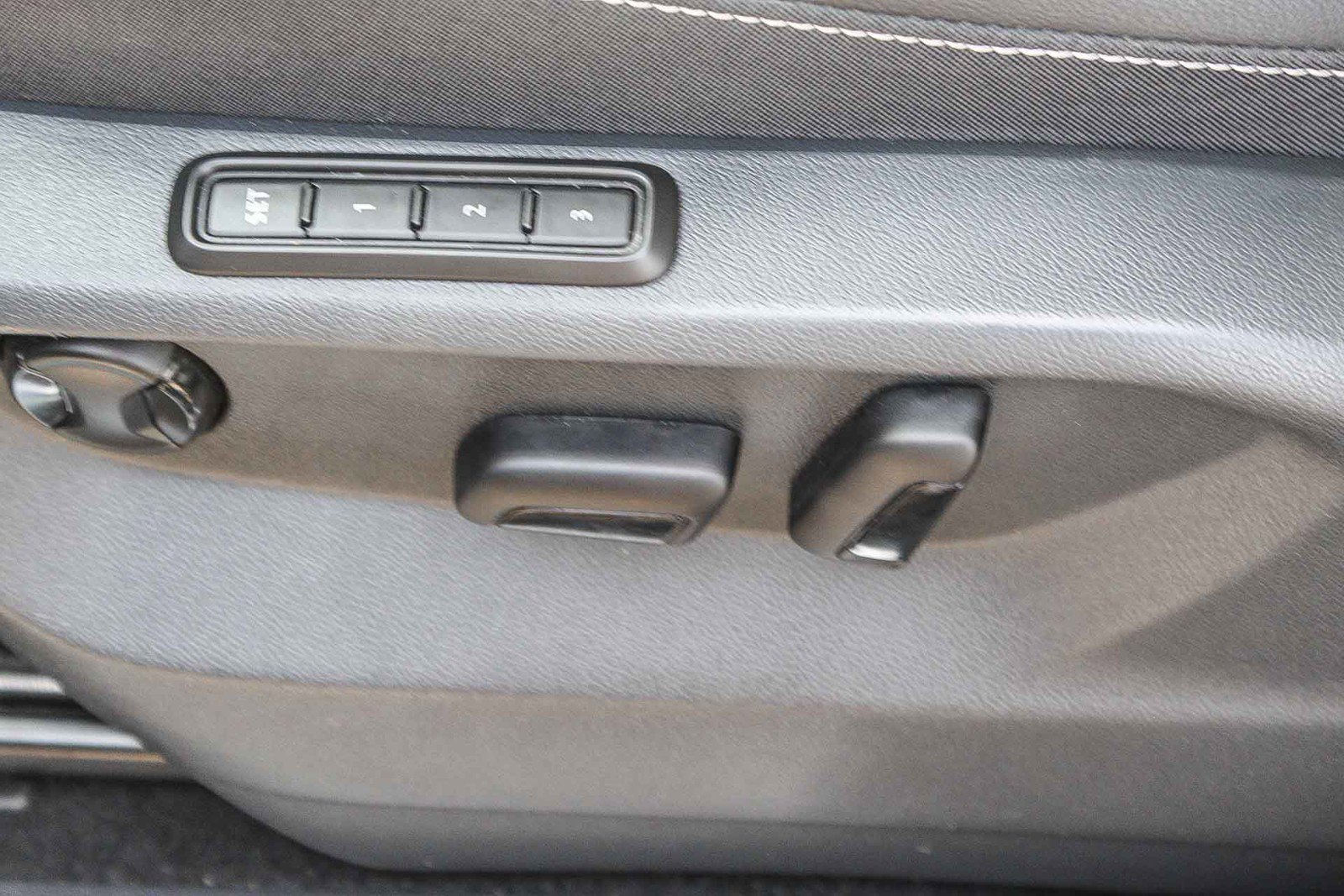 Used 2022 Volkswagen Tiguan SEL R-Line image 21