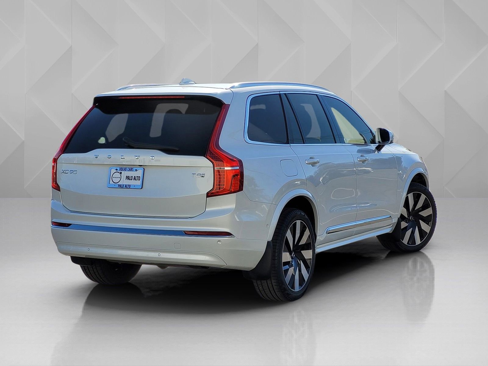 Certified 2025 Volvo XC90 T8 Plus w/ Protection Package Premier AWD/4WD image 6