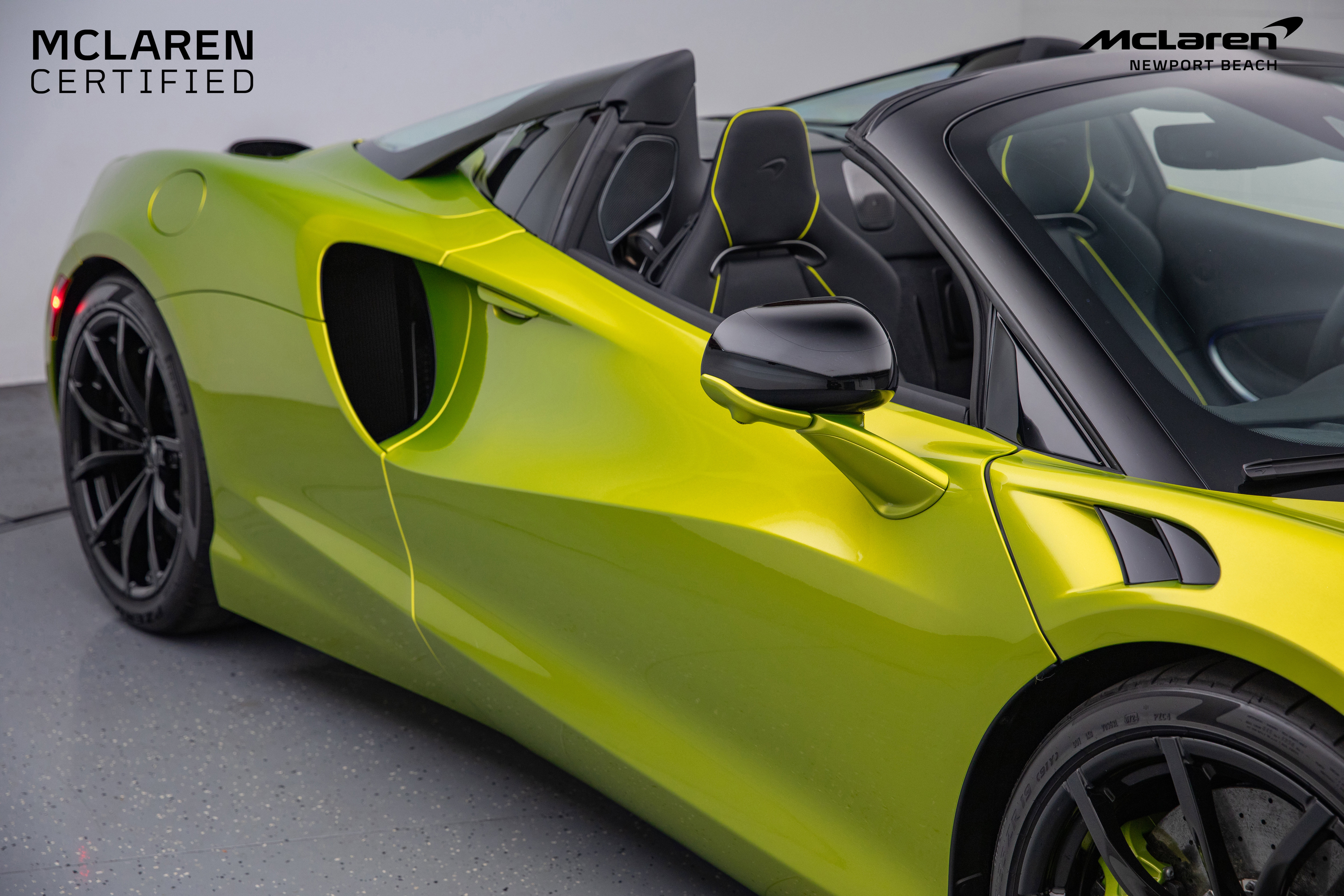 Used 2025 McLaren Artura Spider image 3