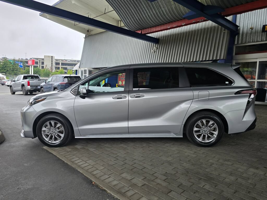 Used 2024 Toyota Sienna LE AWD/4WD image 8