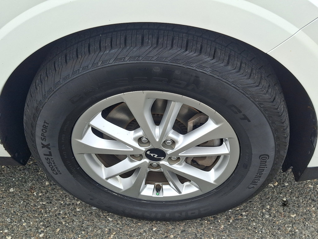 Used 2022 Kia Carnival LX FWD image 11