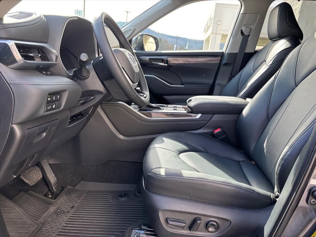 Used 2025 Toyota Highlander Limited image 10