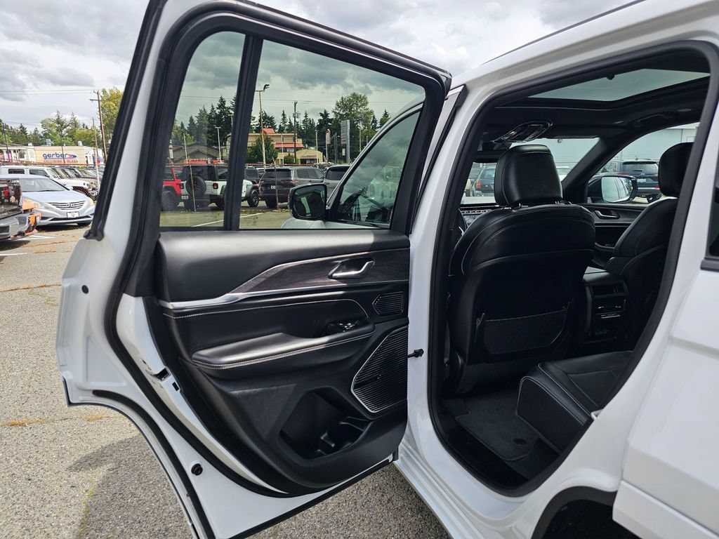 Used 2022 Jeep Grand Cherokee Overland AWD/4WD image 16