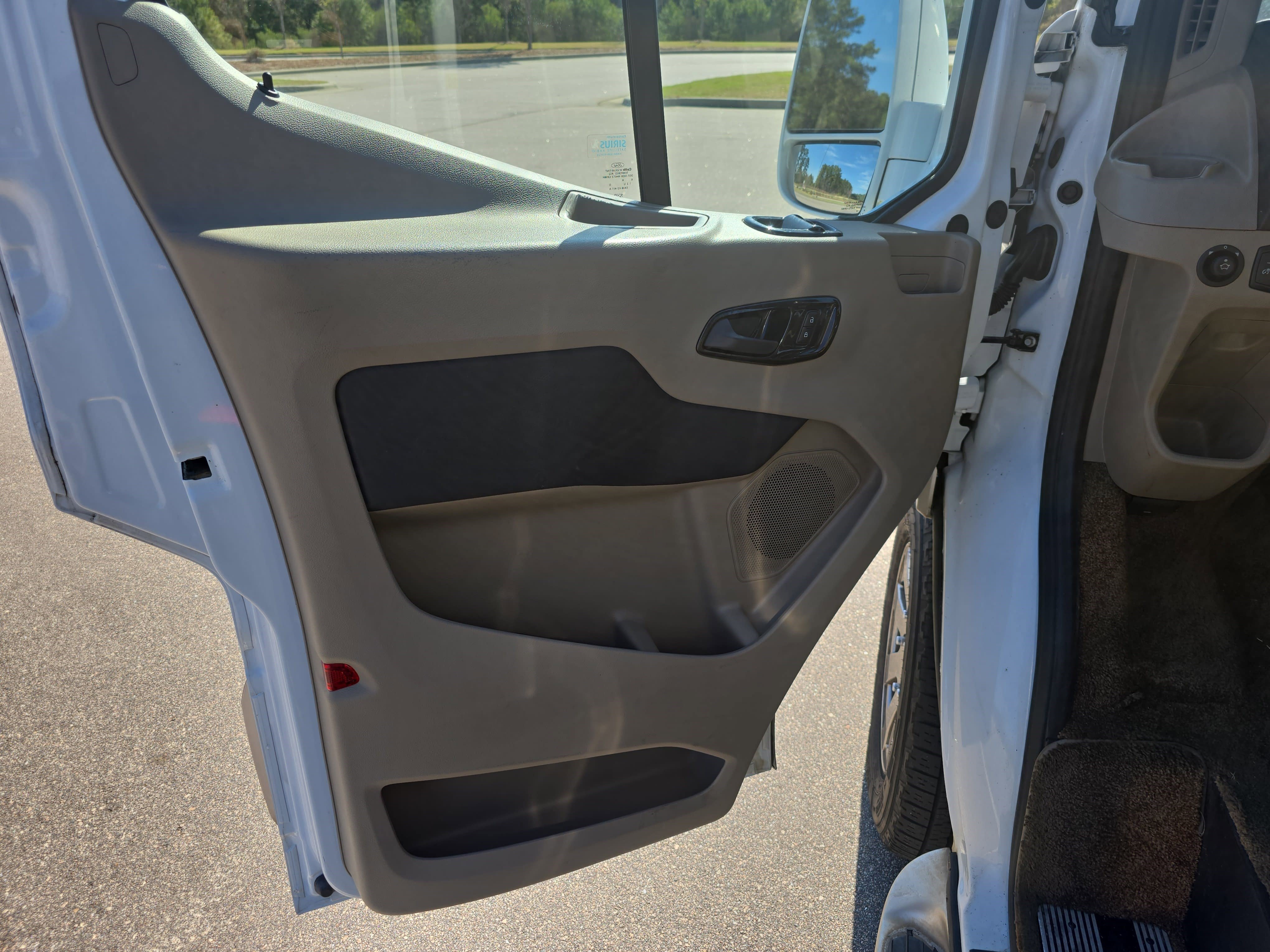 Used 2016 Ford Transit 150 XLT image 28
