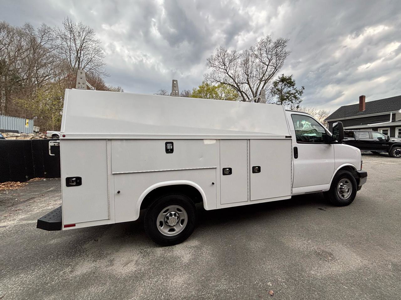 Used 2017 Chevrolet Express 3500 RWD image 3