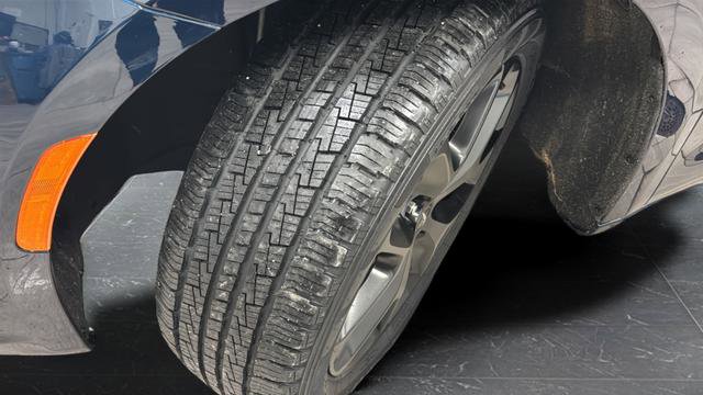 Used 2025 Chrysler Pacifica Limited image 38