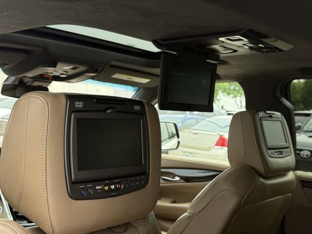 Used 2019 Cadillac Escalade ESV Platinum RWD image 30