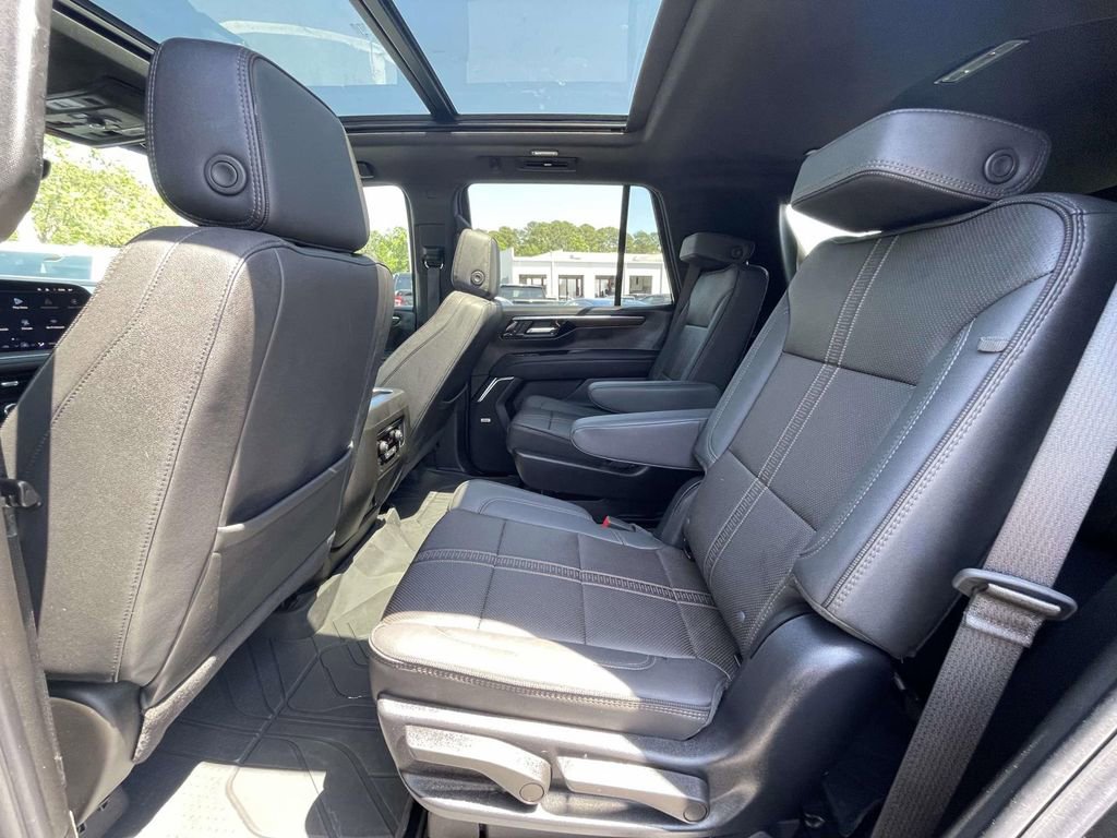 Used 2025 Chevrolet Tahoe High Country AWD/4WD image 14