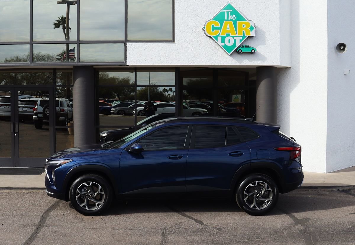 Used 2024 Chevrolet Trax LT w/ Driver Confidence Package FWD image 8