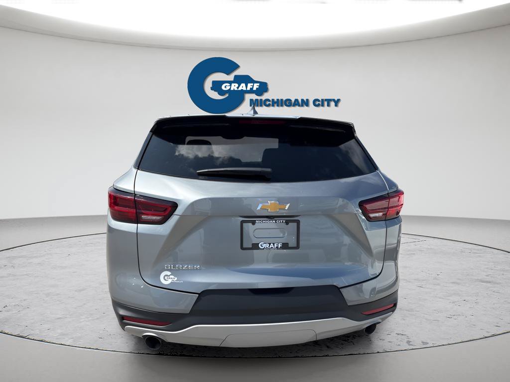 Used 2025 Chevrolet Blazer LT FWD image 2