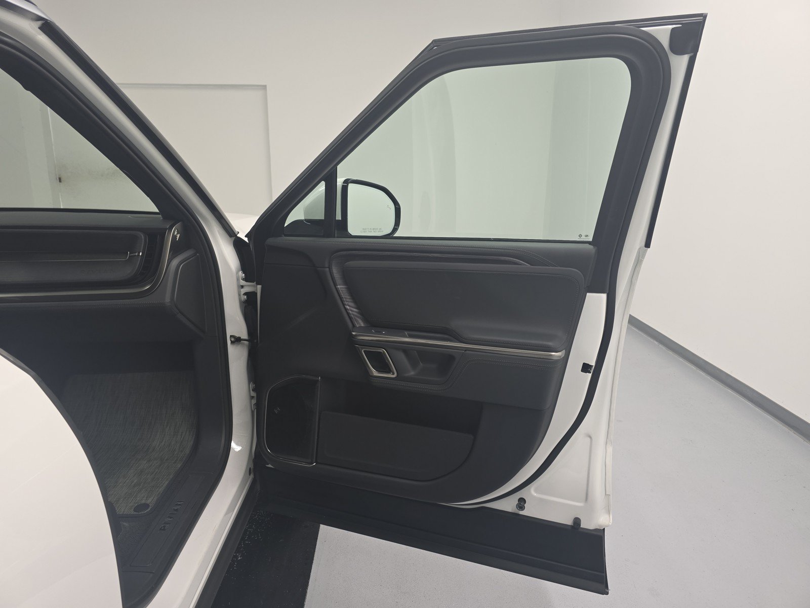Used 2024 Rivian R1S Adventure AWD/4WD image 18