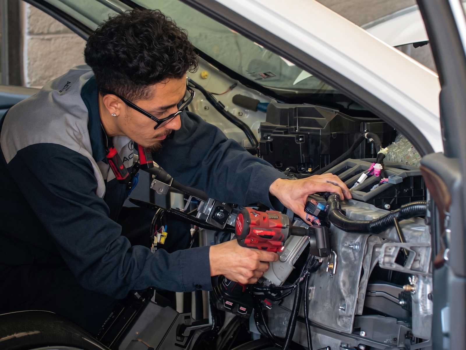 Certified 2025 Acura ADX AWD image 31