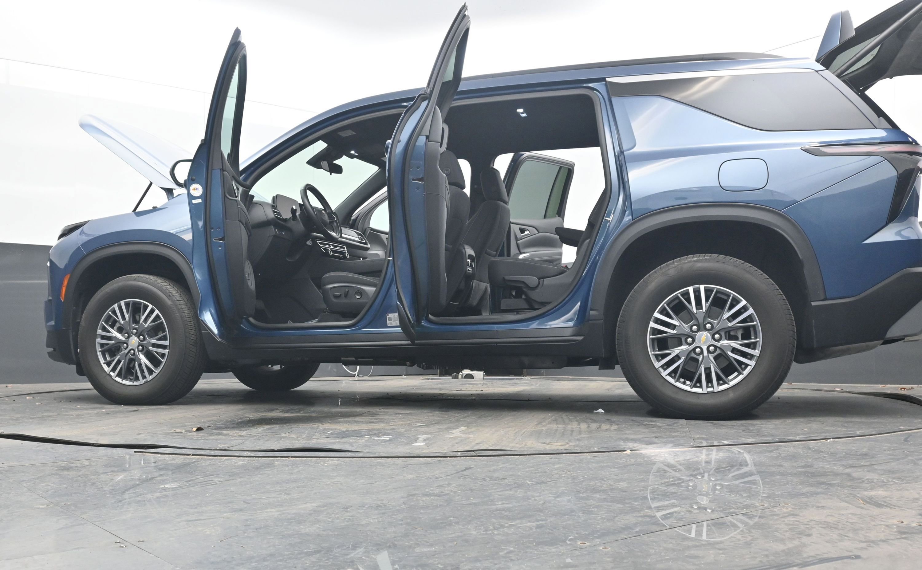 Used 2025 Chevrolet Traverse LT image 44