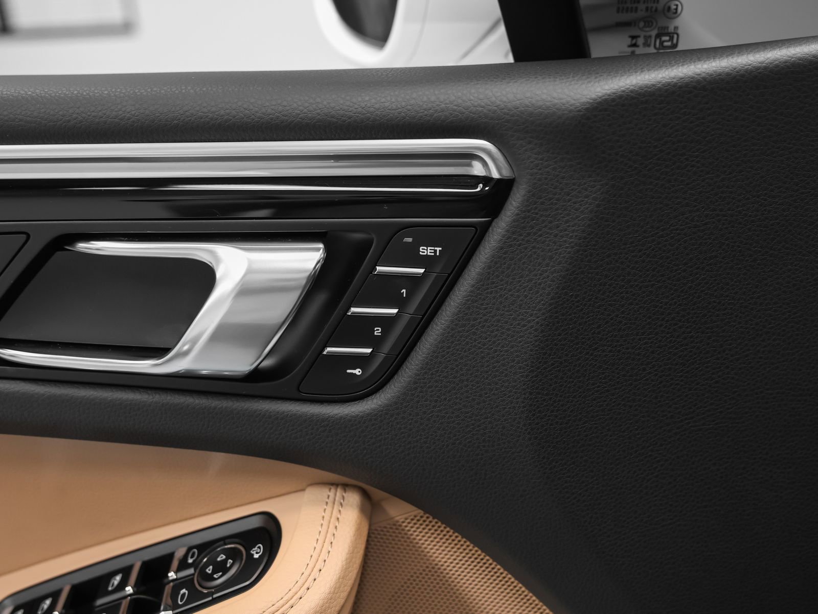 Certified 2025 Porsche Macan AWD/4WD image 26