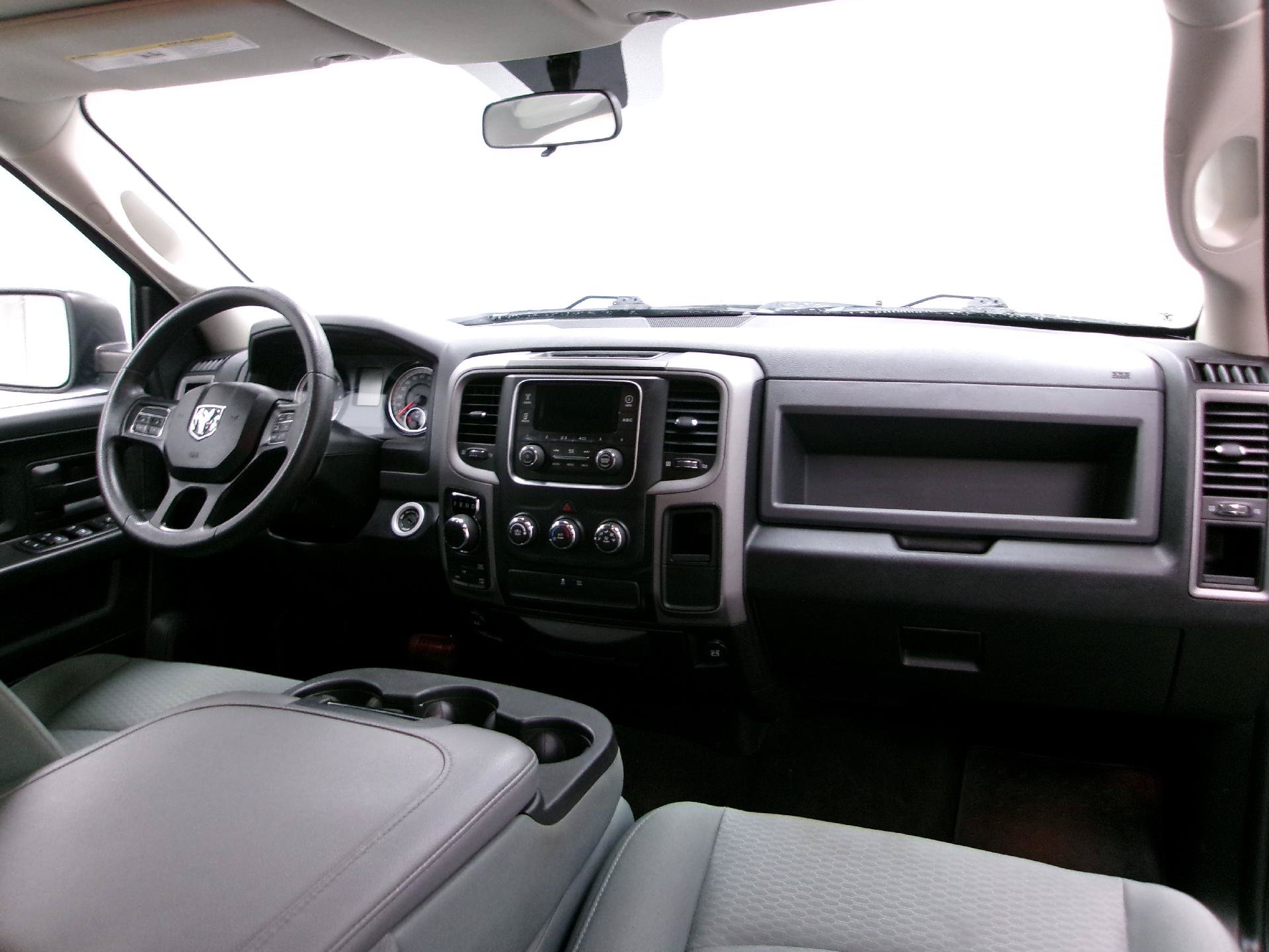Used 2017 RAM 1500 Express AWD/4WD image 3