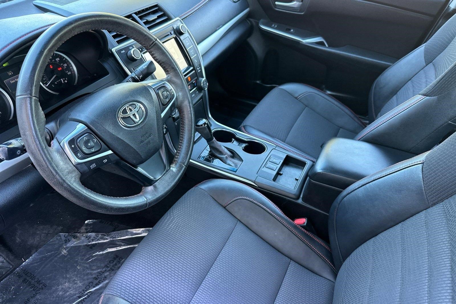Used 2016 Toyota Camry SE image 4