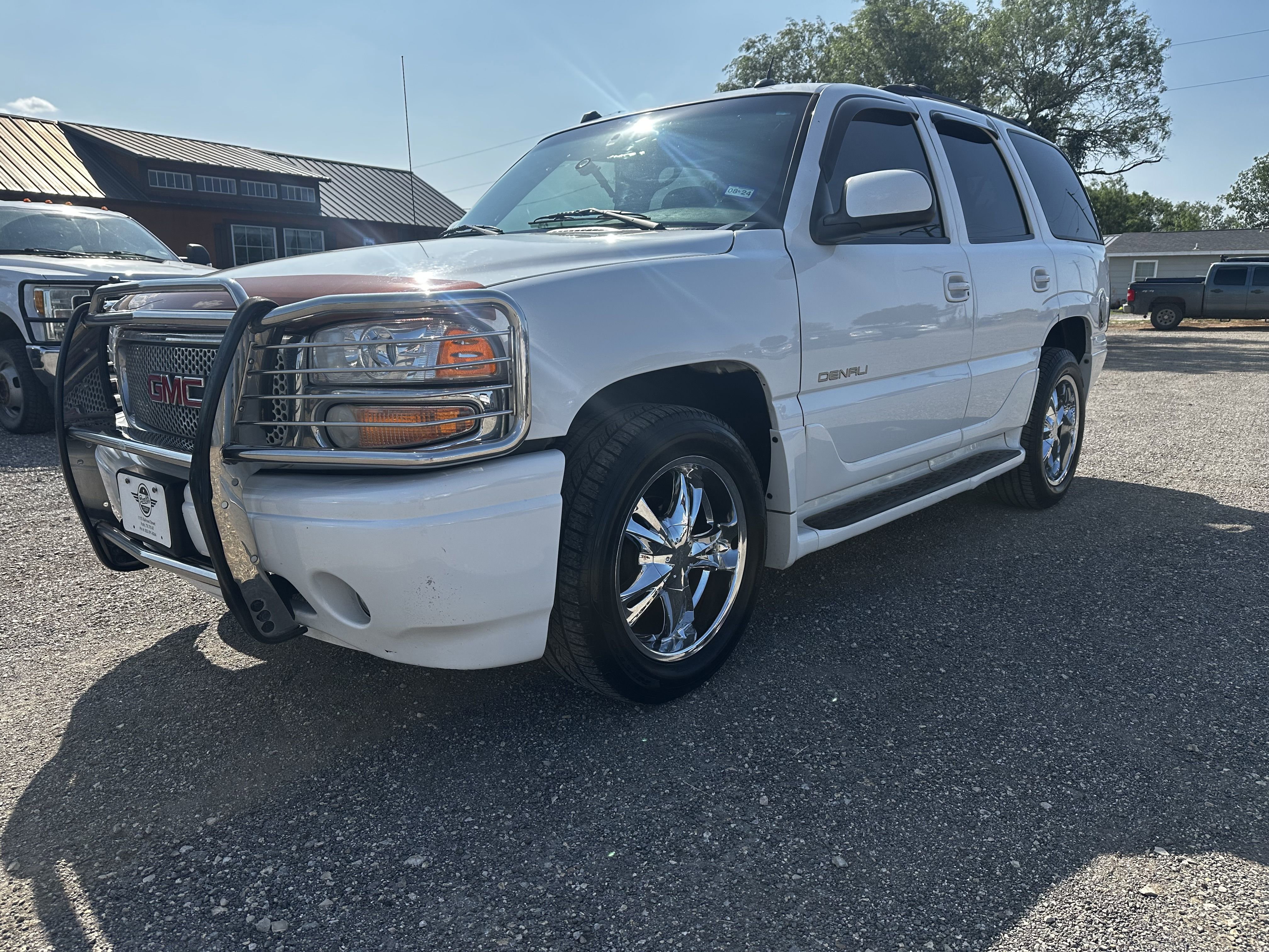 Used 2005 GMC Yukon Denali image 1
