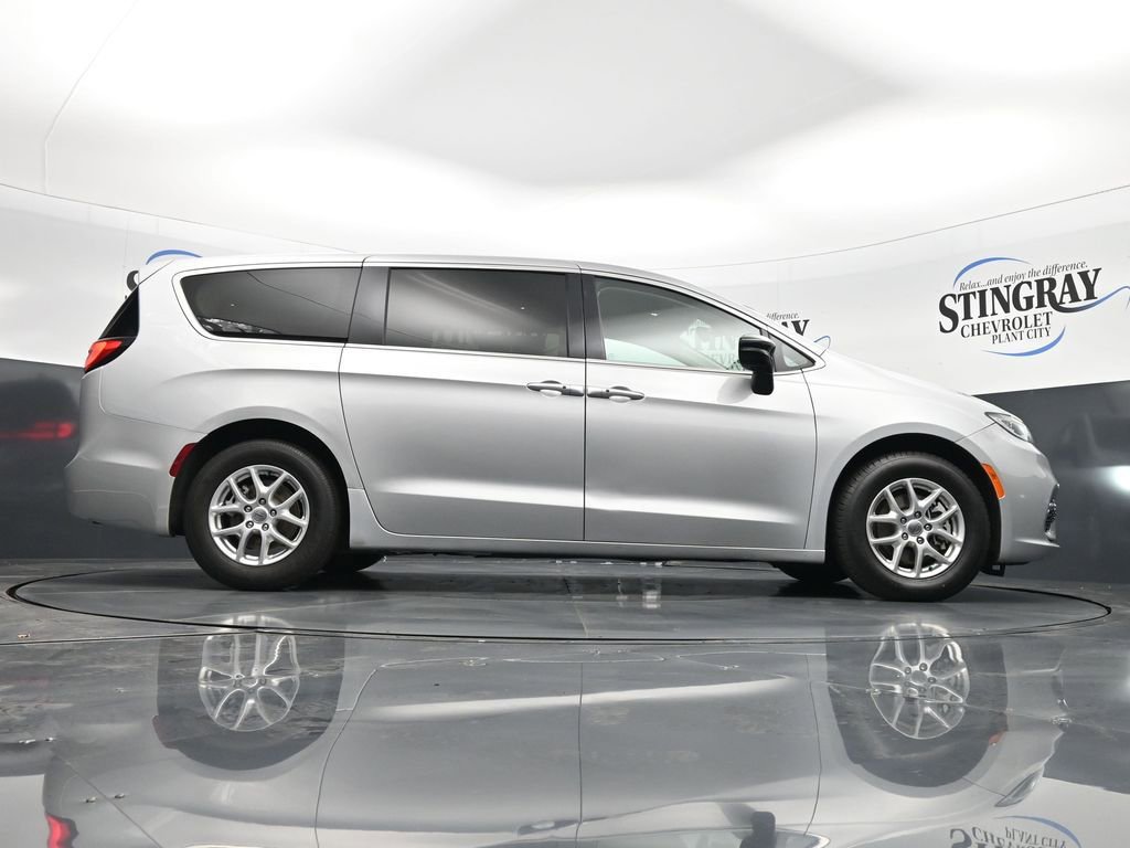 Used 2024 Chrysler Pacifica Touring-L FWD image 33