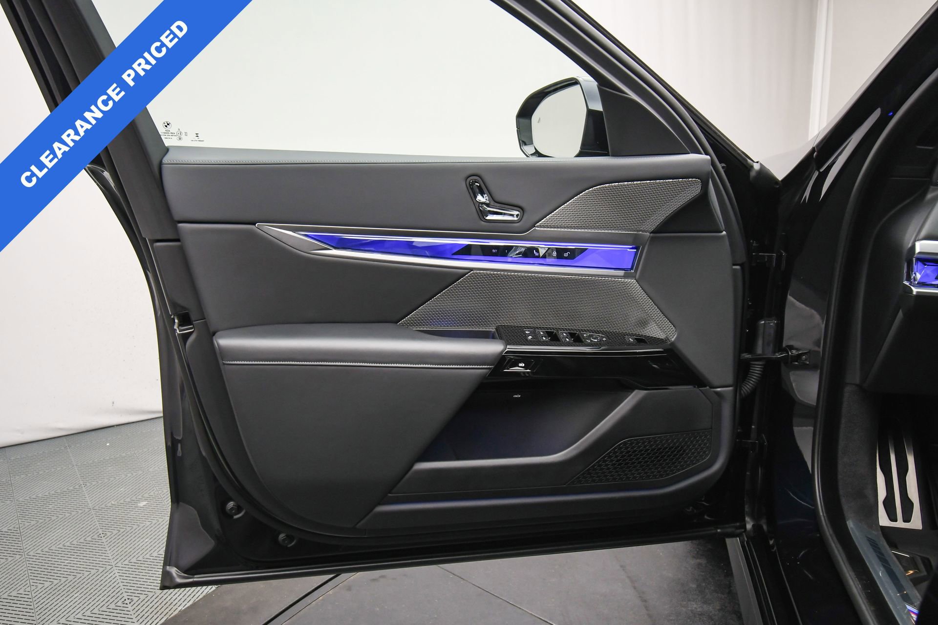 Used 2024 BMW 760i xDrive w/ Premium Package 2 image 43