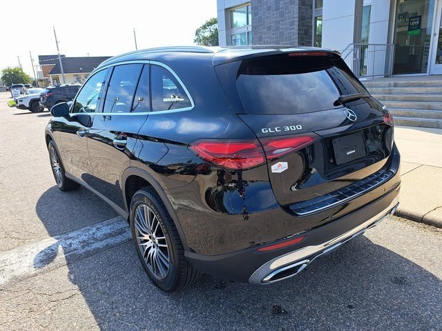 Used 2023 Mercedes-Benz GLC 300 4MATIC image 4