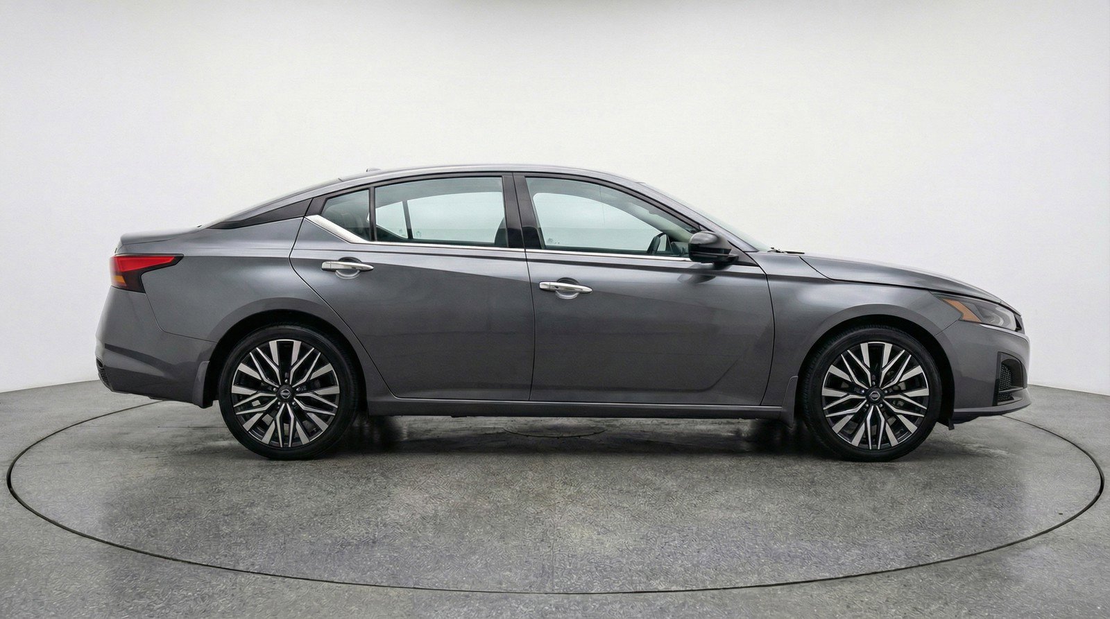 Used 2025 Nissan Altima 2.5 SV FWD image 11