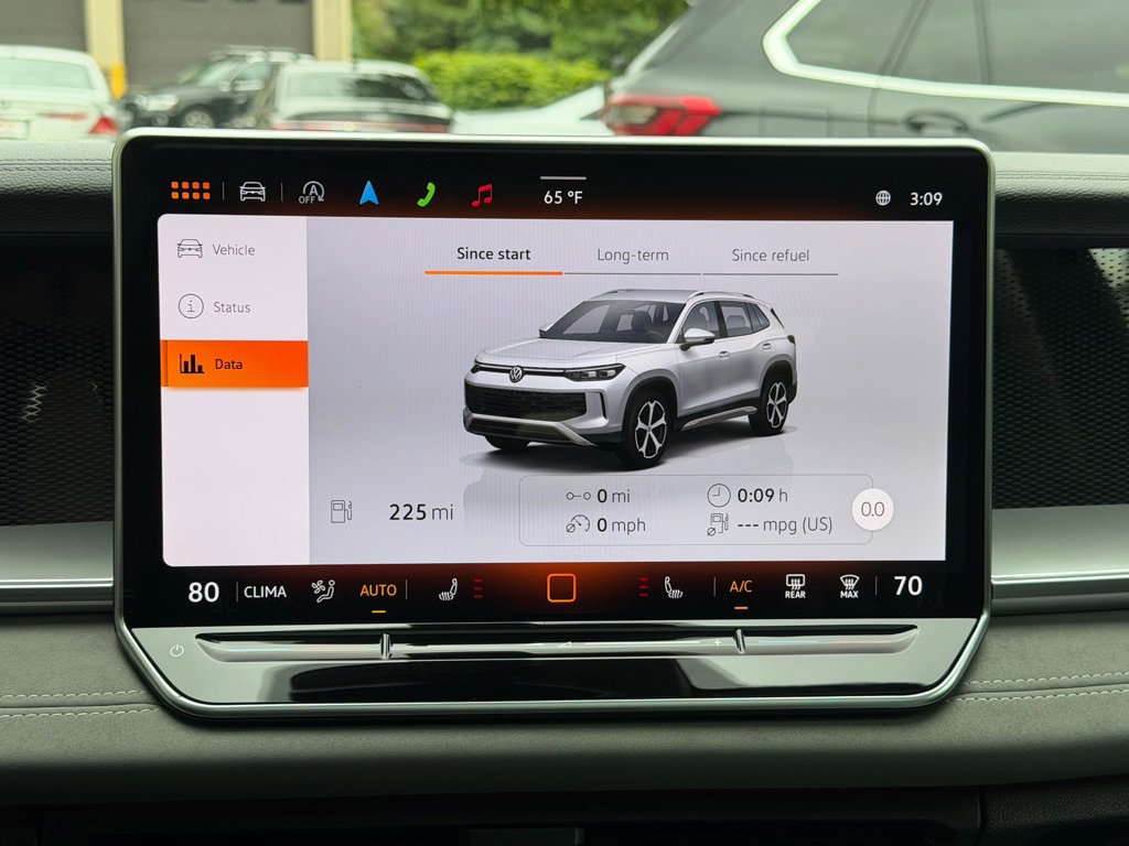 Used 2025 Volkswagen Tiguan SE AWD/4WD image 39