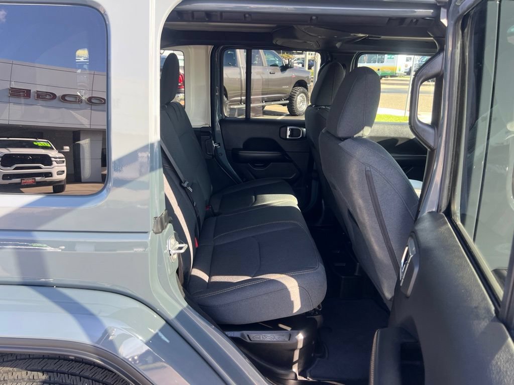 Used 2025 Jeep Wrangler Unlimited Sahara AWD/4WD image 31