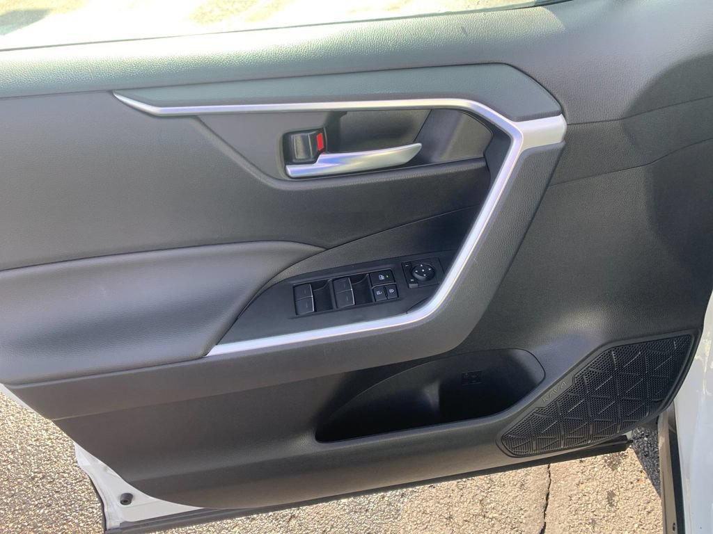 Used 2025 Toyota RAV4 XLE AWD/4WD image 12