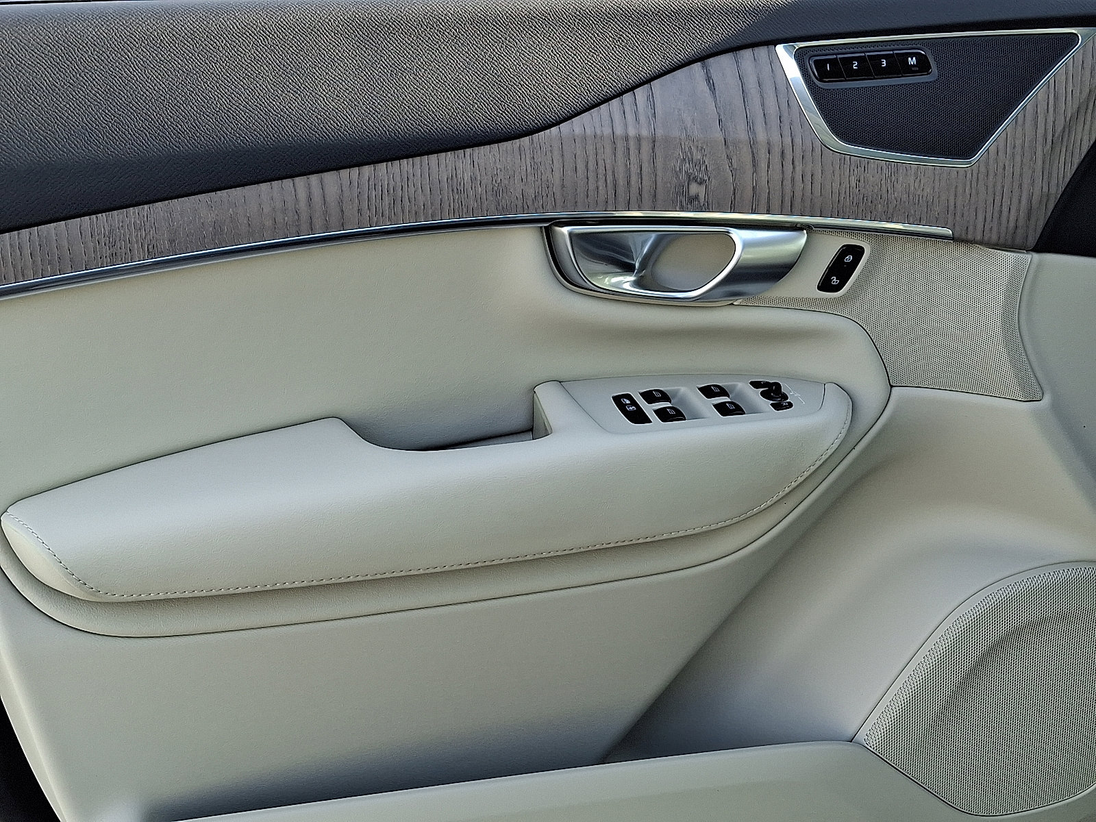 Certified 2024 Volvo XC90 B6 Plus image 13