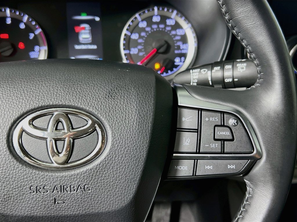 Used 2021 Toyota Highlander LE FWD image 17