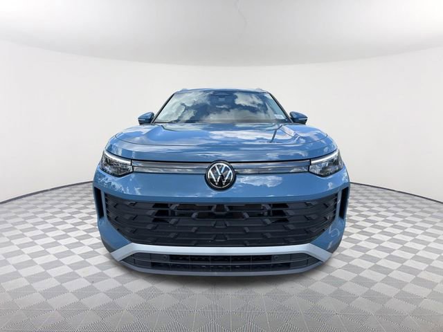 Used 2025 Volkswagen Tiguan SE image 2