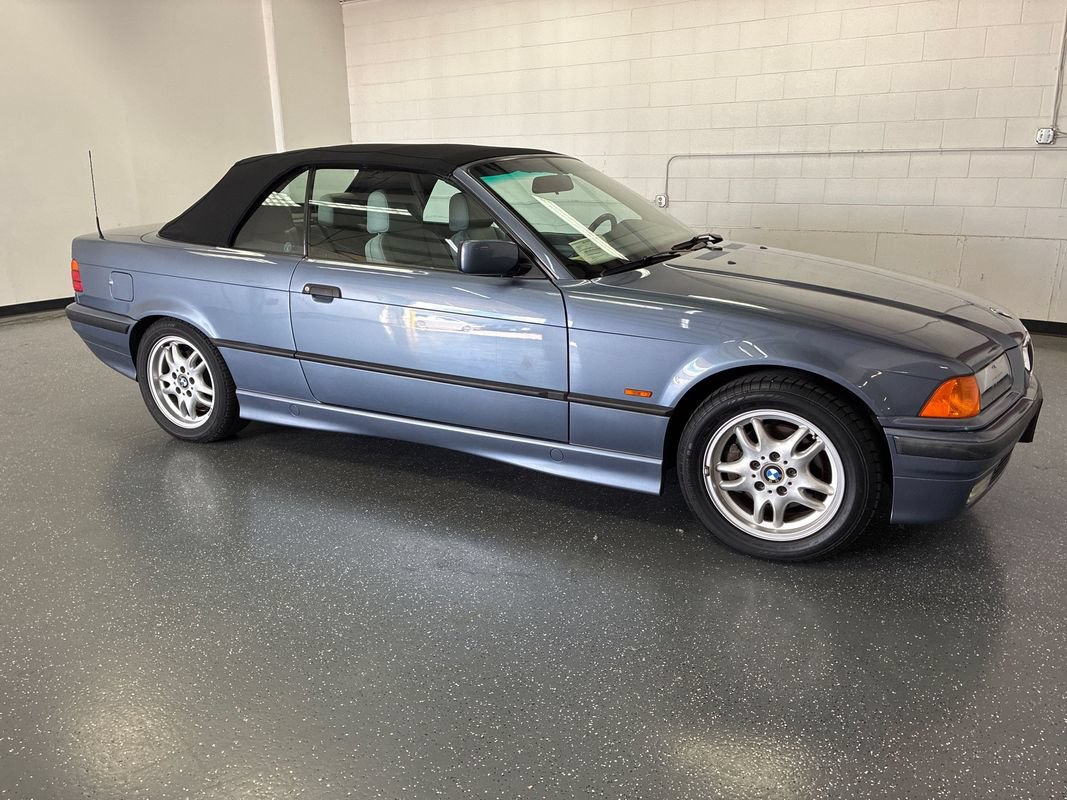 Used 1999 BMW 323i Convertible RWD image 2