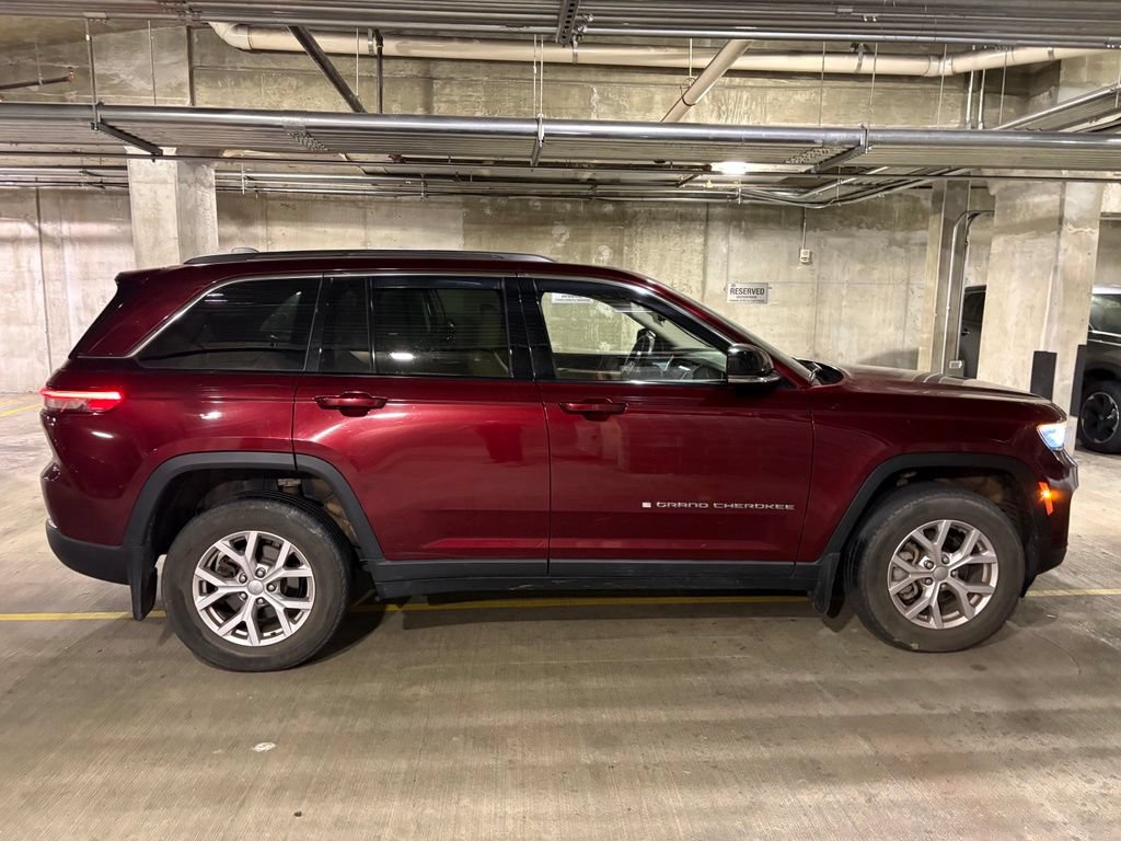 Used 2022 Jeep Grand Cherokee Limited AWD/4WD image 2