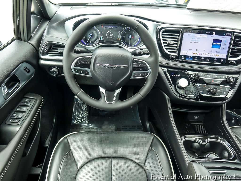 Used 2026 Chrysler Pacifica Limited FWD image 16