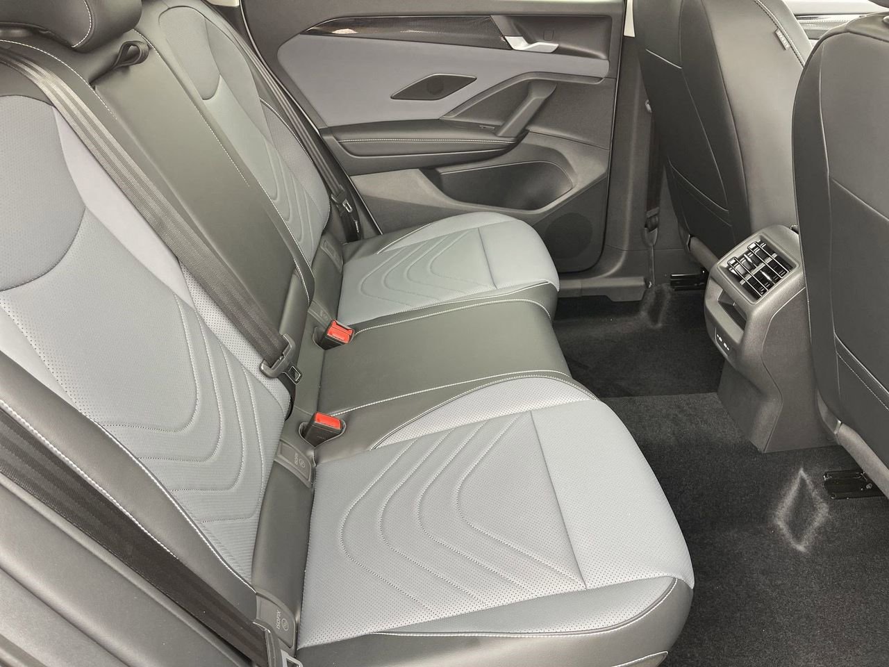 New 2026 Volkswagen Tiguan SE image 9