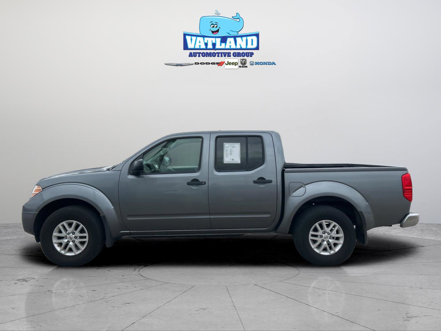 Used 2017 Nissan Frontier SV image 2