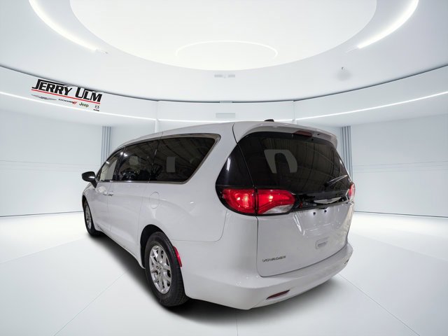 Used 2023 Chrysler Voyager LX image 5
